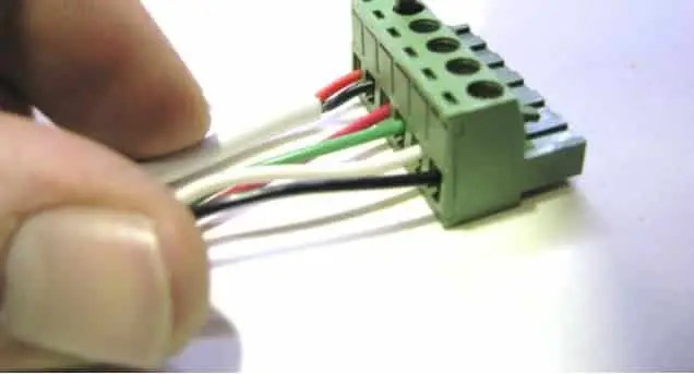 ¿Cómo evitar el calentamiento del cable en el terminal de tornillo?