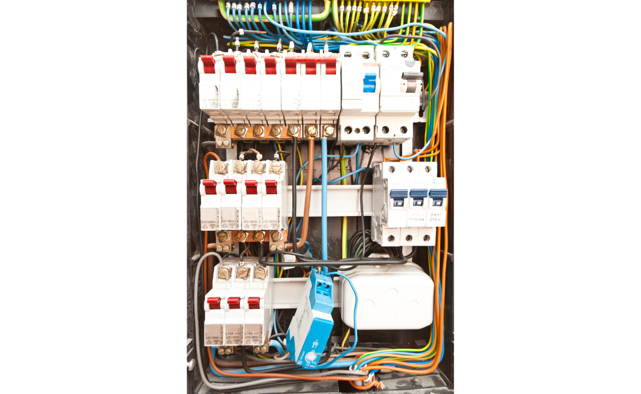 Instalación eléctrica en el edificio antiguo – renovación profesional