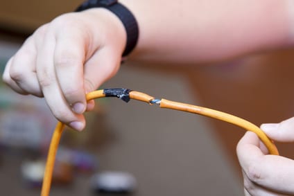 Cómo reparar un cable de alimentación (TUTORIAL) Cómo reparar un cable de alimentación (TUTORIAL)