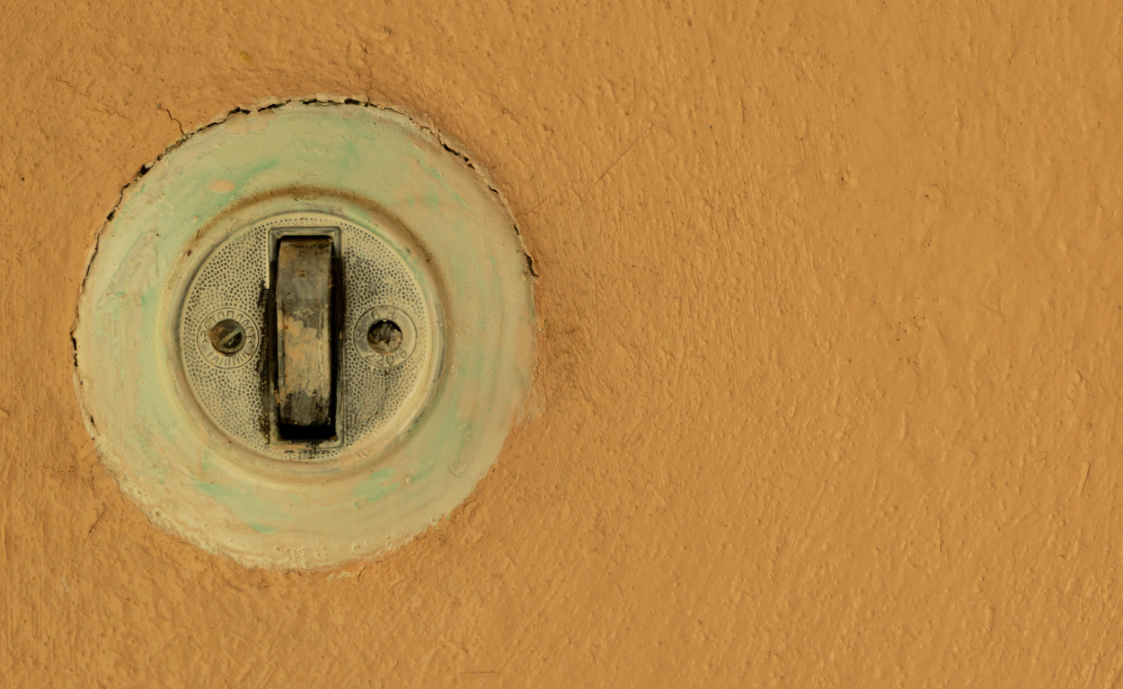 Instalación eléctrica en el edificio antiguo – renovación profesional