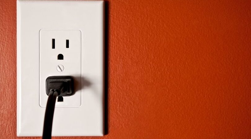 ¿Cómo evitar que los enchufes eléctricos se sobrecalienten? ¿Está caliente su toma de corriente?