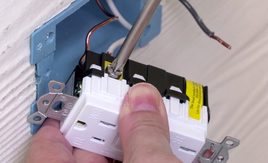 Cómo instalar un tomacorriente exterior - The Home Depot