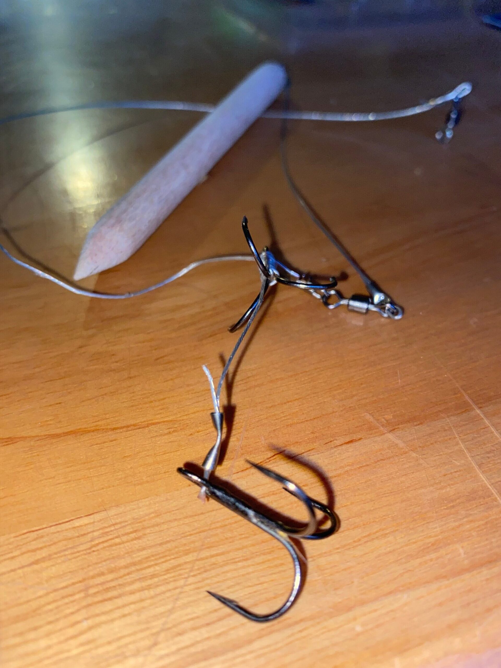 Instalación eléctrica en piso crudo Fijación de tuberías o conductos de cables eléctricos en el piso de concreto...