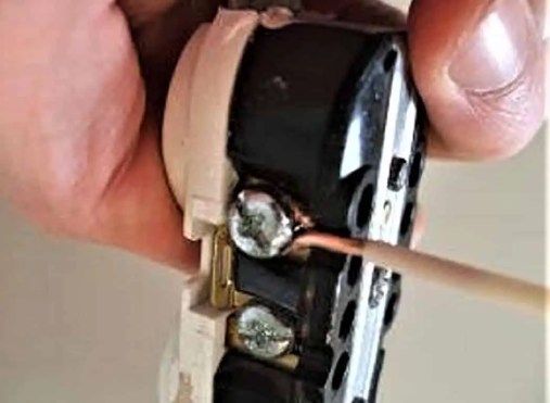 ¿Cómo evitar el calentamiento del cable en el terminal de tornillo?